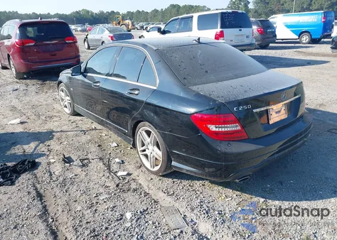 2012 Mercedes-Benz C 250 Sport z USA, uszkodzony, nr VIN WDDGF4HB5CA604139